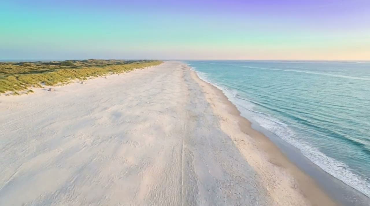 Leuchtturm und Strand auf Borkum in der Abenddämmerung